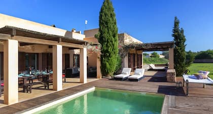 Wonderful rustic Villa with pool and garden, just 7 minutes from the beach