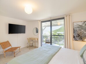 1 chambre, bureau, fer et planche à repasser, lit parapluie
