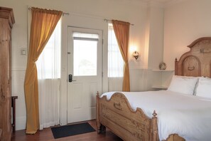 1 bedroom, WiFi, bed sheets - Abalone Room in The Weller House Water Tower — Ocean View (Fort Bragg)