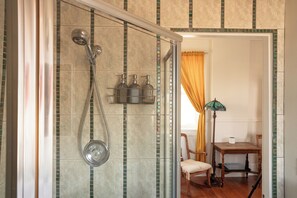 Douche, sĂšche-cheveux, serviettes fournies, savon