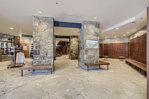 Lobby - Cozy Winter Escape – 2BR/2BA Near Snowy Trails & Downtown (Breckenridge)