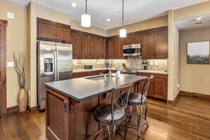 Frigorífico, microondas, horno y placa de cocina