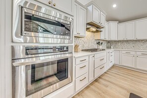 Réfrigérateur, micro-ondes, plaque de cuisson, lave-vaisselle