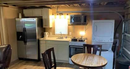 Guest House w/covered parking 5 min to the Lake