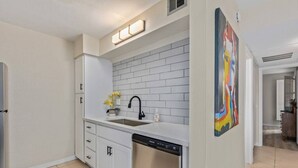 コーヒー / ティーメーカー、冷蔵庫、電子レンジ、オーブン