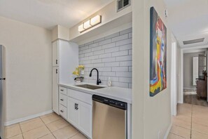 Fridge, microwave, oven, stovetop - Old Town Maya Condo w/Pool & Spa (Scottsdale)