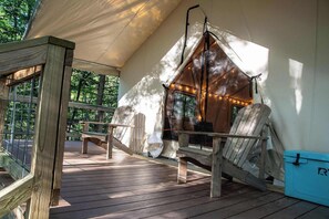 Terrace/patio - Bluejay's Nest-Lux Camping Tent in the Gorge️ (Beattyville)