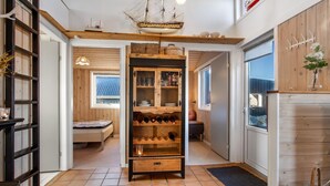 Una habitació acollidora amb una estanteria de fusta, una panxa i una finestra amb vistes.