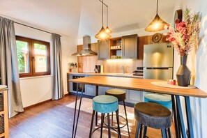 ثلاجة، فرن، موقد طهي مسطح، غسالة أطباق