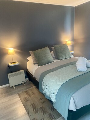 1 slaapkamer, een strijkplank/strijkijzer, gratis wifi, beddengoed