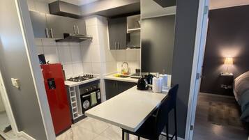 Geladeira, micro-ondas, fogão, cooktop