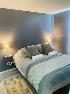 1 slaapkamer, een strijkplank/strijkijzer, gratis wifi, beddengoed