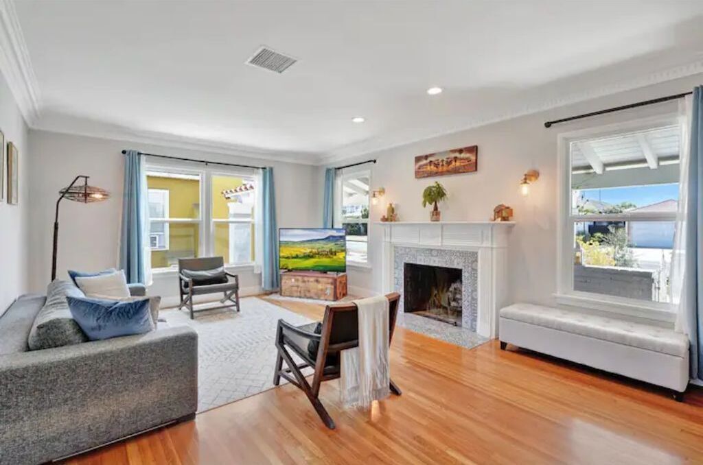 Smart TV, books, stereo