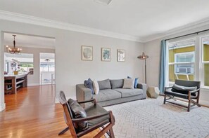 Téléviseur connecté, livres, chaîne audio