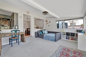 Téléviseur connecté, livres, chaîne audio