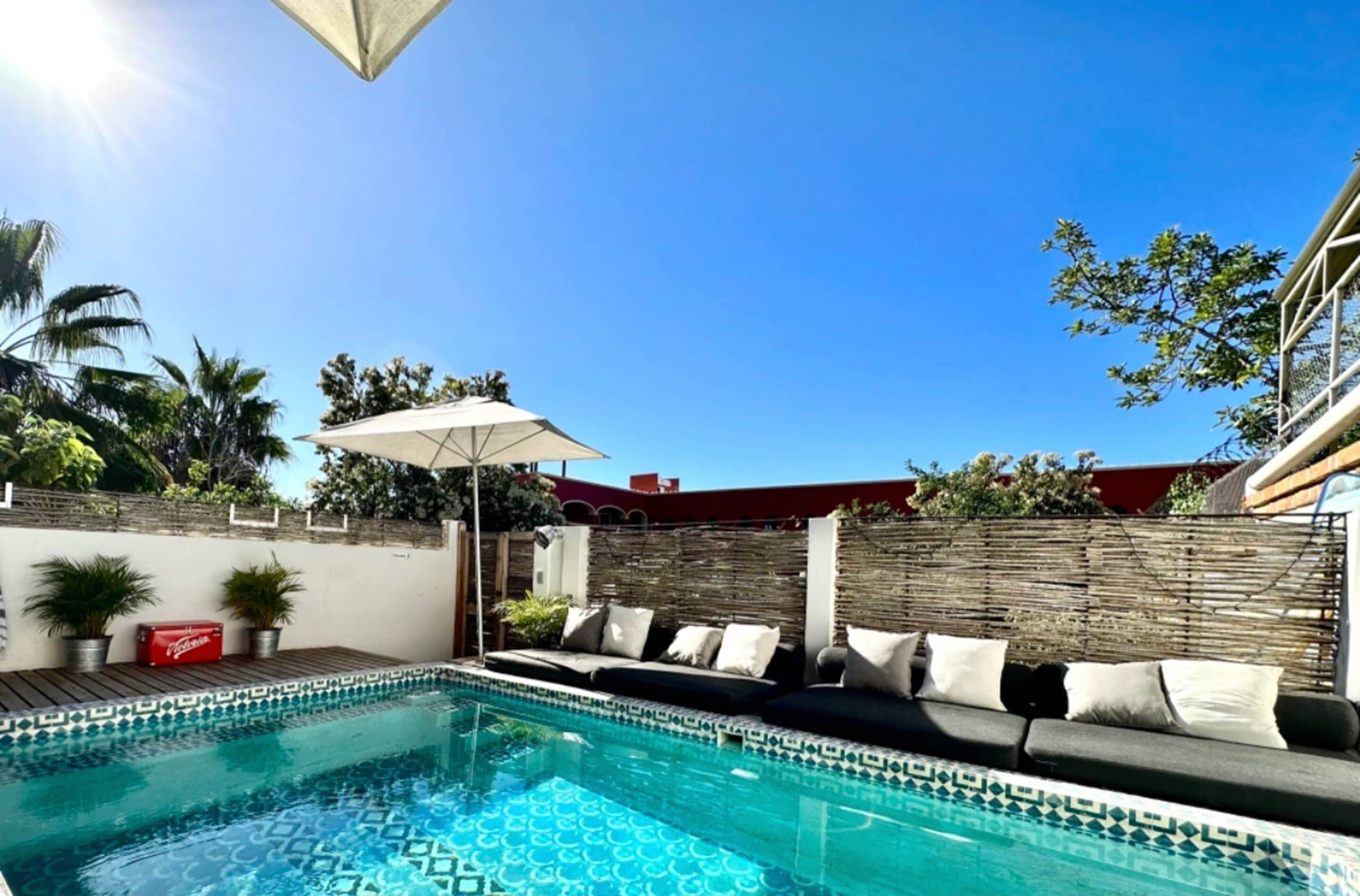 Una piscina al aire libre