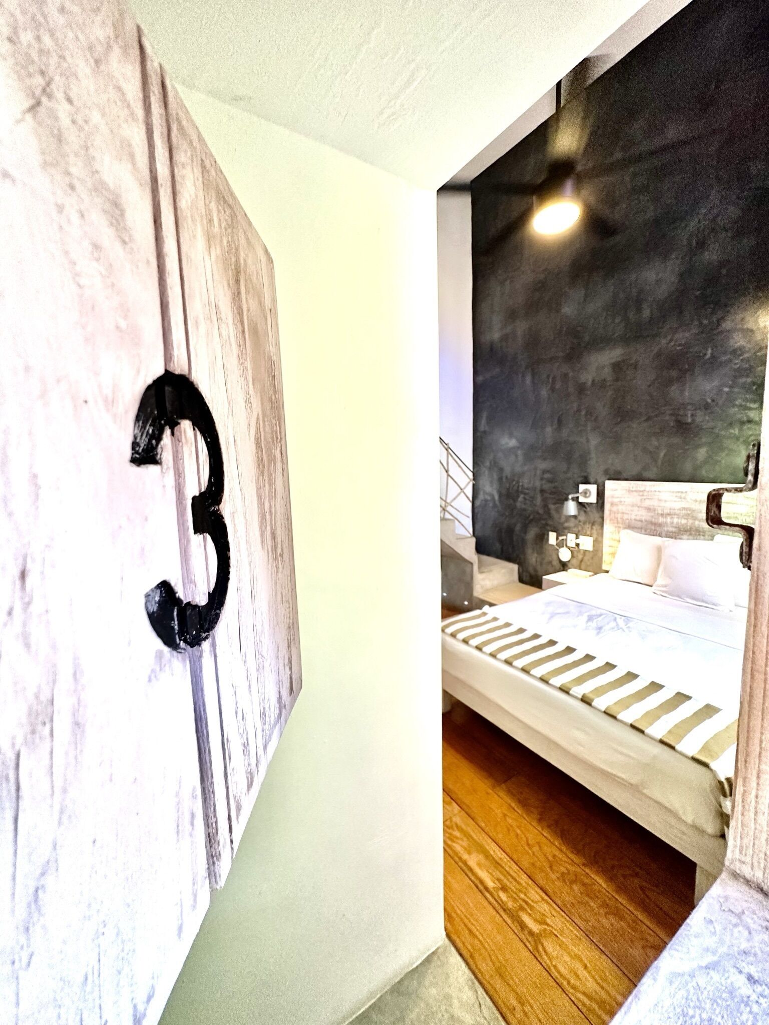 Een slaapkamer met een bed, een hoofdeinde en een muur met het getal '3'.