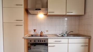 Kühlschrank, Ofen, Herdplatte, Wasserkocher mit Kaffee-/Teezubehör