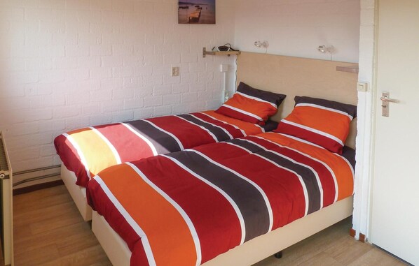 2 bedrooms, travel crib, free WiFi, bed sheets - Amazing home in Callantsoog with WiFi (Callantsoog)