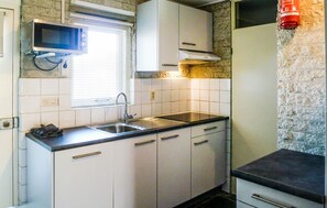 Fridge, microwave, stovetop, coffee/tea maker - Amazing home in Callantsoog with WiFi (Callantsoog)