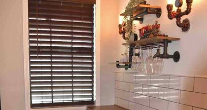 Cozy & Convenient Bungalow - Downtown & HPU