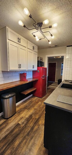 Micro-ondes, batterie de cuisine, vaisselle et ustensiles