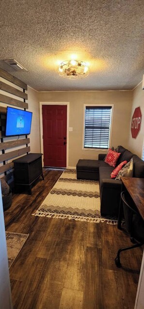 TV connectée, cheminée, espaces bureaux