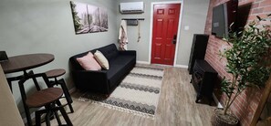 TV, fireplace, offices - Cozy & Convenient Bungalow - Downtown & HPU (Brownwood)