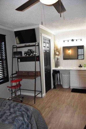 1 bedroom, iron/ironing board, free WiFi, bed sheets - Cozy & Convenient Bungalow - Downtown & HPU (Brownwood)