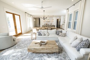 Smart TV, chimenea y tenis de mesa 