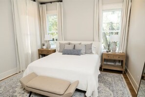 6 bedrooms, desk, iron/ironing board, travel crib