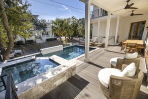 Alberca al aire libre y alberca climatizada