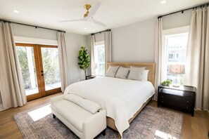 6 Schlafzimmer, Schreibtisch, Bügeleisen/Bügelbrett, Reisekinderbett