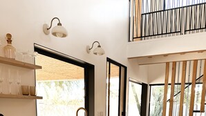 Una cocina moderna con una isla grande, armarios empotrados y un ventanal que proporciona luz natural.