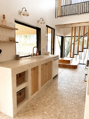 Frigorifero, microonde, forno, piano cottura