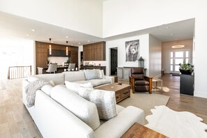 Smart TV, fireplace, Netflix, table football