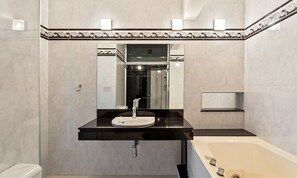 Shower, hair dryer, bidet, towels - High Standard Apartment - Itaim Bibi (São Paulo)