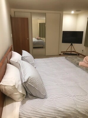 1 Schlafzimmer, Bügeleisen/Bügelbrett, kostenloses WLAN, Bettwäsche