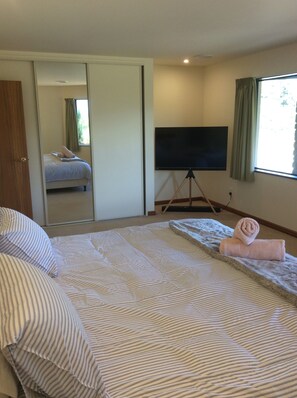 1 bedroom, iron/ironing board, free WiFi, bed sheets - Take a Break in the Country - 1 Bedroom Apartment (Ashburton)