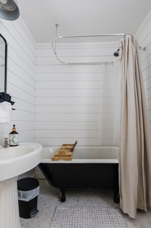 Ensemble douche/baignoire, serviettes fournies
