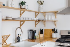 Fridge, microwave, oven, stovetop - Urban Farmhouse ~ Downtown Loveland (Loveland)