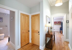 Regndusjhode, hårføner og håndklær