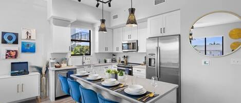 Refrigerador, microondas, horno, placa de cocina