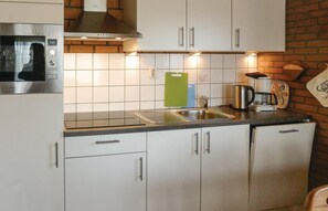 Fridge, stovetop, coffee/tea maker - Nice home in Callantsoog with WiFi (Callantsoog)