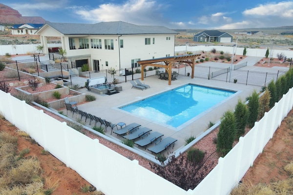The Sandcastle is the perfect place to stay while visiting southern Utah. Close to Zion, Bryce and the North rim of the Grand Canyon. Private Pool, Pickleball Courts, outdoor pavilion, outdoor fire area make this the perfect basecamp!