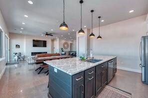 Interior - Kanab Vacation Home with Private Pool, Hot Tub, Pickleball and Basketball courts (Kanab)