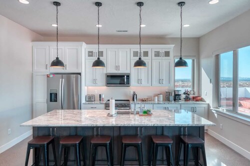 Kanab Vacation Home with Private Pool, Hot Tub, Pickleball and Basketball courts. Centrally located to Zion National Park and Bryce Canyon!
