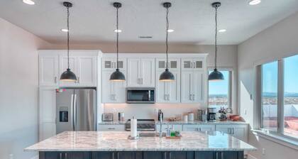 Kanab Vacation Home with Private Pool, Hot Tub, Pickleball and Basketball courts. Centrally located to Zion National Park and Bryce Canyon!