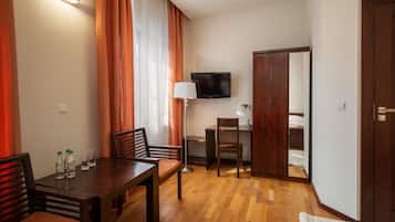 Minibar, escritorio y espacio para trabajar con laptop