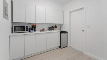 Basic Apartment | Private kitchenette | Mini-fridge, microwave, stovetop, coffee/tea maker